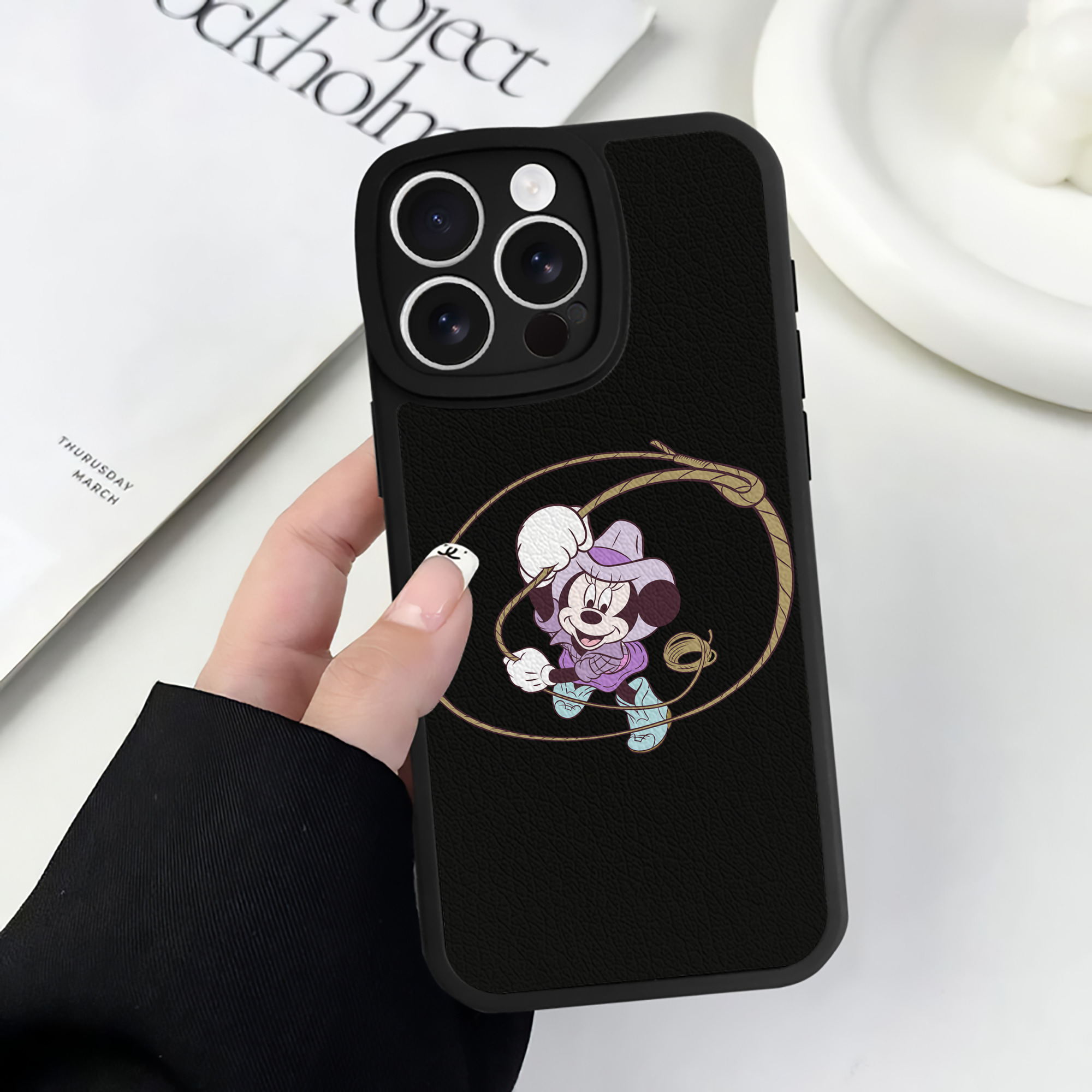 （画像用） ミッキーマウス Mickey Mouse 【iPhone 16シリーズ対応】シリコンスマホケース（レザー調） 材質：シリコン